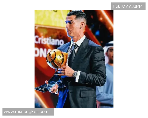 足球巨星C罗惊艳亮相时尚秀场展现独特魅力与风采